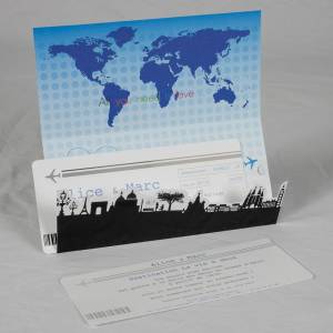 Faire-part de mariage pochette billet d'avion ouverte avec deux invitations en forme de billets à personnaliser.