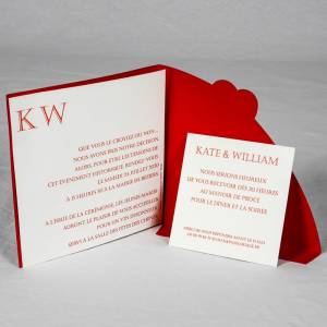 Faire-part mariage pochette rouge ouverte avec deux cartons d'invitation personnalisés d'un texte d'annonce mariage
