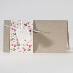 Faire-part kraft et fleurs roses style rétro chic, pour inviter les personnes à votre mariage