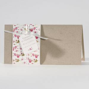 Faire-part kraft et fleurs roses style rétro chic, pour inviter les personnes à votre mariage