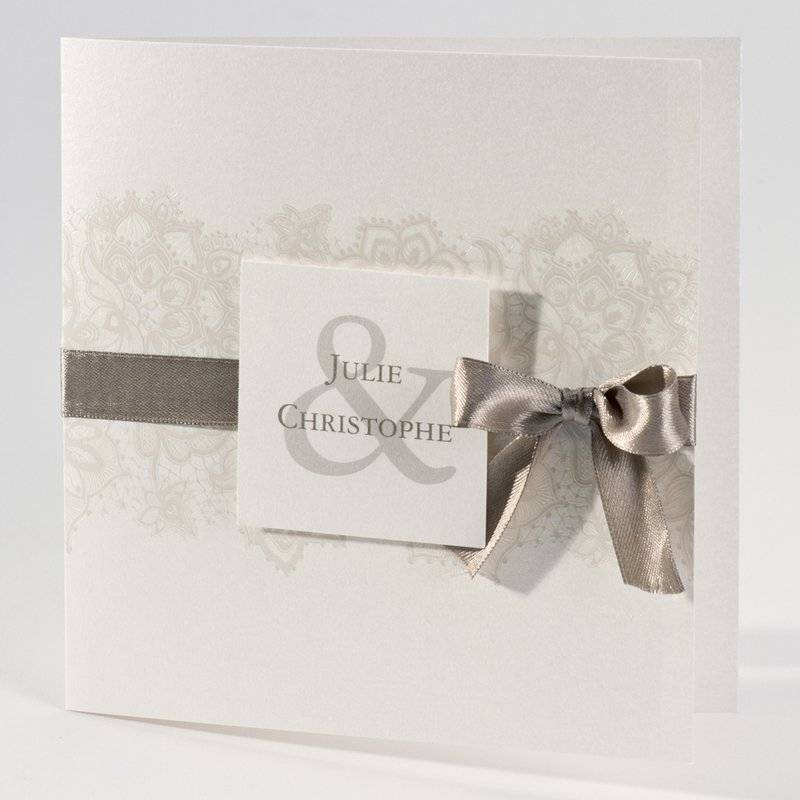 Faire-part classique chic avec ruban satiné taupe pour annoncer votre mariage