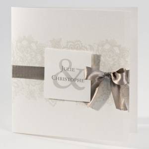 Faire-part classique chic avec ruban satiné taupe pour annoncer votre mariage