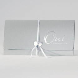 Faire-part en forme de pochette argentée renfermant deux cartons d'invitation à personnaliser.