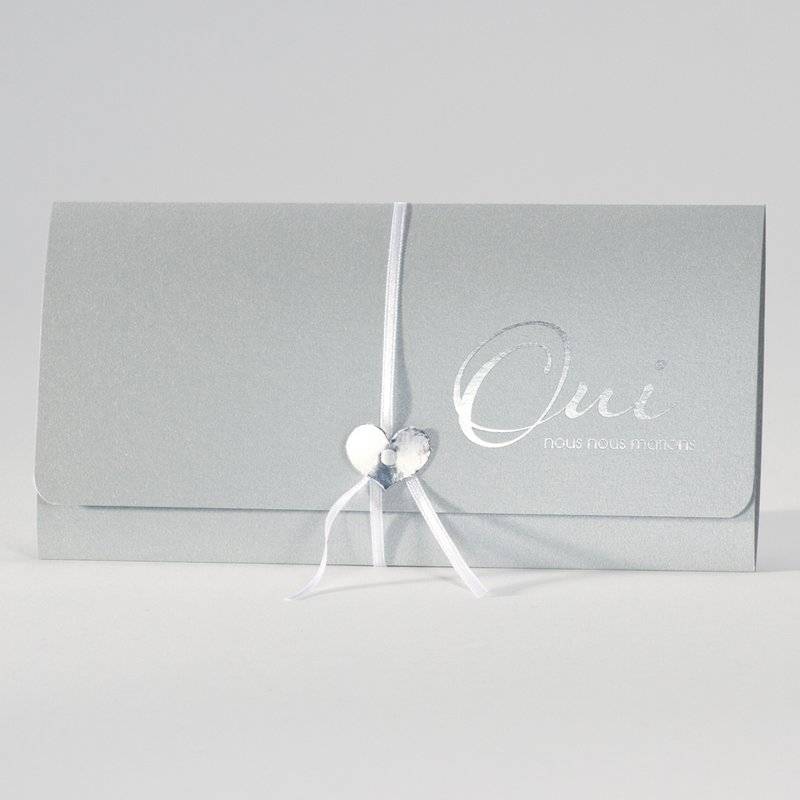 Faire-part en forme de pochette argentée renfermant deux cartons d'invitation à personnaliser. Faire-part en forme de pochette argentée renfermant deux cartons d'invitation à personnaliser.