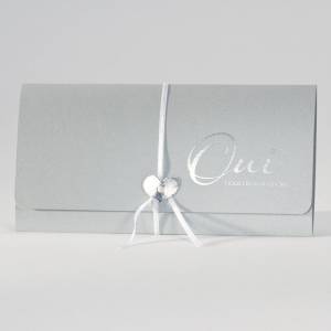 Faire-part en forme de pochette argentée renfermant deux cartons d'invitation à personnaliser.