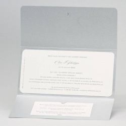 Faire-part de mariage argenté ouvert avec deux cartons portant un texte personnalisé