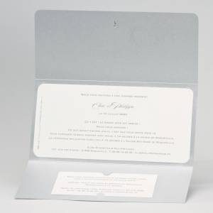 Faire-part de mariage argenté ouvert avec deux cartons portant un texte personnalisé