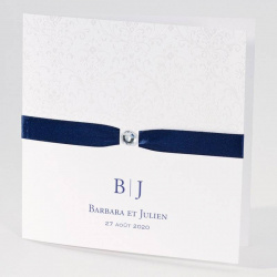 Faire-part blanc avec ruban satiné bleu marine, pour annoncer votre mariage chic et élégant