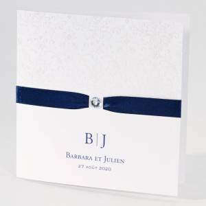 Faire-part blanc avec ruban satiné bleu marine, pour annoncer votre mariage chic et élégant