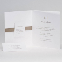 Faire-part ouvert montrant deux cartons d'invitation personnalisés et un texte d'annonce mariage.