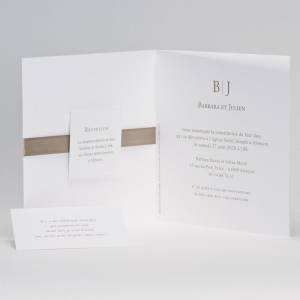 Faire-part ouvert montrant deux cartons d'invitation personnalisés et un texte d'annonce mariage.