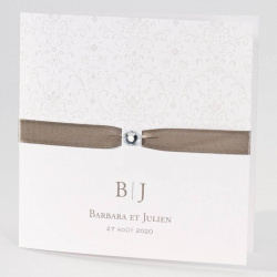 Faire-part blanc avec ruban taupe satiné et strass brillant, à personnaliser.