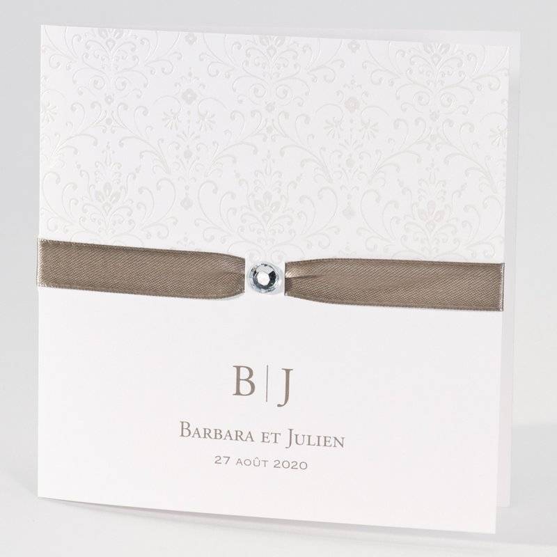 Faire-part blanc avec ruban taupe satiné et strass brillant, à personnaliser. Faire-part blanc avec ruban taupe satiné et strass brillant, à personnaliser.
