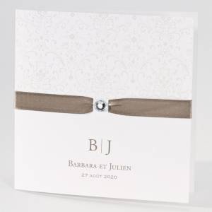 Faire-part blanc avec ruban taupe satiné et strass brillant, à personnaliser.