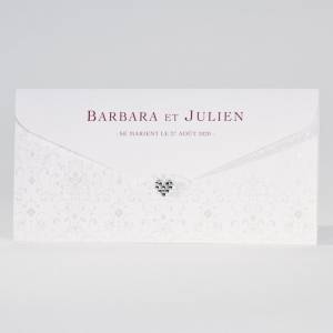 Faire-part blanc en forme de pochette avec petit cœur en strass