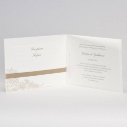 Faire-part de mariage ouvert avec un texte pour annoncer votre cérémonie et deux cartons d'invitation