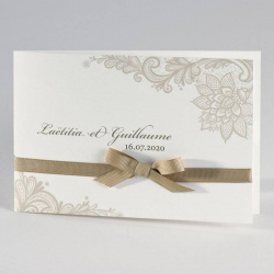 Faire-part de mariage style vintage avec dessin de dentelle florale et ruban bronze.