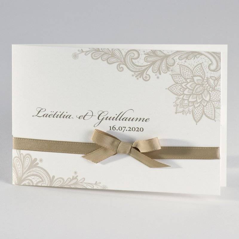 Faire-part de mariage style vintage avec dessin de dentelle florale et ruban bronze. Faire-part de mariage style vintage avec dessin de dentelle florale et ruban bronze.