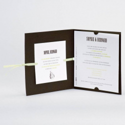 Faire-part pour annoncer la date de votre cérémonie de mariage, avec couverture marron et ruban vert et blanc.