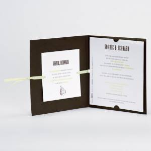 Faire-part pour annoncer la date de votre cérémonie de mariage, avec couverture marron et ruban vert et blanc.