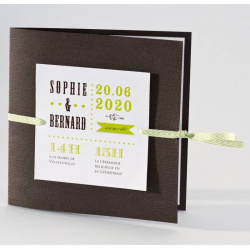 Faire-part de mariage original avec couverture imitant les nervures du bois en relief.