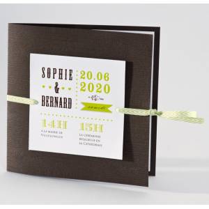 Faire-part de mariage original avec couverture imitant les nervures du bois en relief.