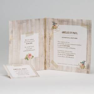 Faire-part ouvert avec fond bois pour annoncer votre mariage sur un thème nature chic