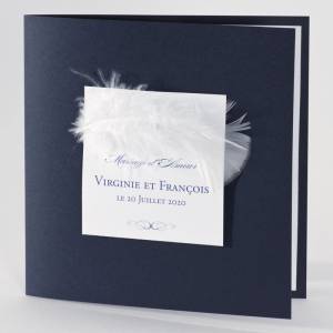Faire-part de mariage classique chic, bleu marine et blanc avec plume blanche