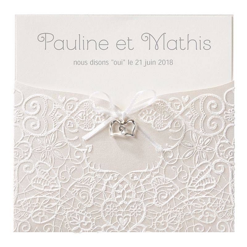 Faire part mariage élégant pochette crème irisé avec médaillon cœur argenté Faire part mariage élégant pochette crème irisé avec médaillon cœur argenté