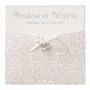 Faire part mariage élégant pochette crème irisé avec médaillon cœur argenté