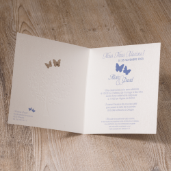 Faire-part avec texte personnalisé et deux papillons violets pour annoncer votre mariage