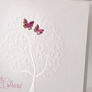 Détail de la couverture du faire-part : les papillons formant l'arbre sont en relief