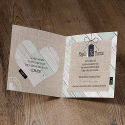 Faire-part de mariage thème nature avec motif de cœur sur fond de bois peint