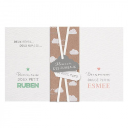 Faire-part de naissance pour jumeaux et jumelles avec décorations de petits nuages blancs sur papier kraft