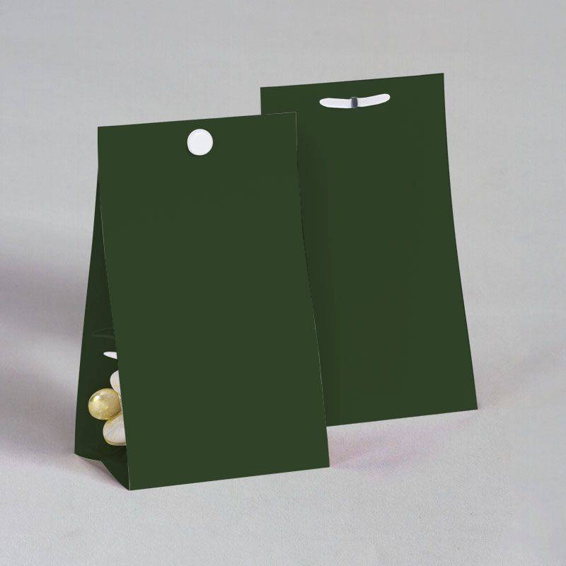 Étui pour sachet de dragées pour baptême. Étui vert foncé avec attache parisienne blanche Étui pour sachet de dragées pour baptême. Étui vert foncé avec attache parisienne blanche
