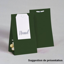 Suggestion de présentation de l'étui vert foncé pour dragées de baptême, avec étiquette personnalisée blanche
