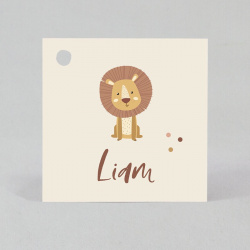 Étiquette perforée pour décorer tous vos cadeaux baptême avec un lion tout mignon