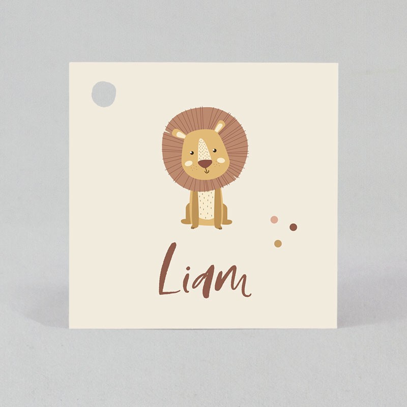 Étiquette perforée pour décorer tous vos cadeaux baptême avec un lion tout mignon Étiquette perforée pour décorer tous vos cadeaux baptême avec un lion tout mignon