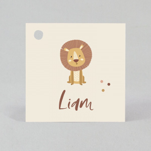 Étiquette perforée pour décorer tous vos cadeaux baptême avec un lion tout mignon