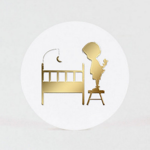 Sticker pour annoncer la naissance de bébé avec silhouette dorée du grand frère penché sur le berceau