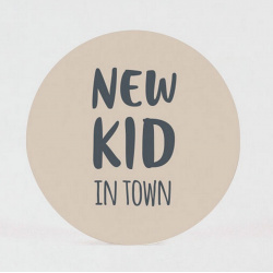 Sticker avec message amusant "New Kid in town" pour enveloppe naissance