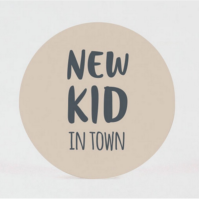 Sticker avec message amusant "New Kid in town" pour enveloppe naissance Sticker avec message amusant "New Kid in town" pour enveloppe naissance