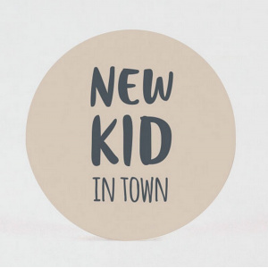 Sticker avec message amusant "New Kid in town" pour enveloppe naissance