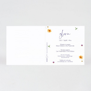 Intérieur du faire-part avec un texte d'exemple d'annonce naissance décoré de fleurs