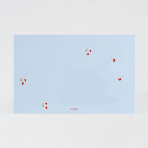 Dos du faire-part avec fond bleu et illustrations de cerises rouges