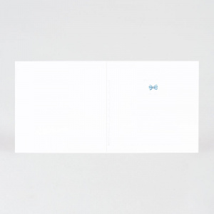 Intérieur du faire-part fond blanc vierge, avec petit motif de nœud papillon à rayures bleues
