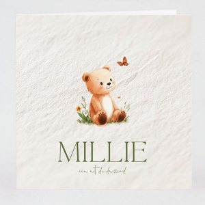 Faire-part avec dessin enfantin d'un petit ourson jouant avec un papillon