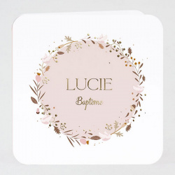 Faire-part élégant pour baptême ou naissance, couronne de fleurs dorées sur fond rose pâle