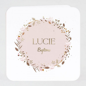 Faire-part élégant pour baptême ou naissance, couronne de fleurs dorées sur fond rose pâle