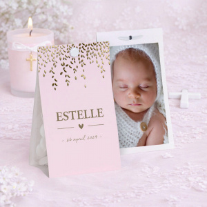 Décoration de table avec cet étui à dragées rose clair